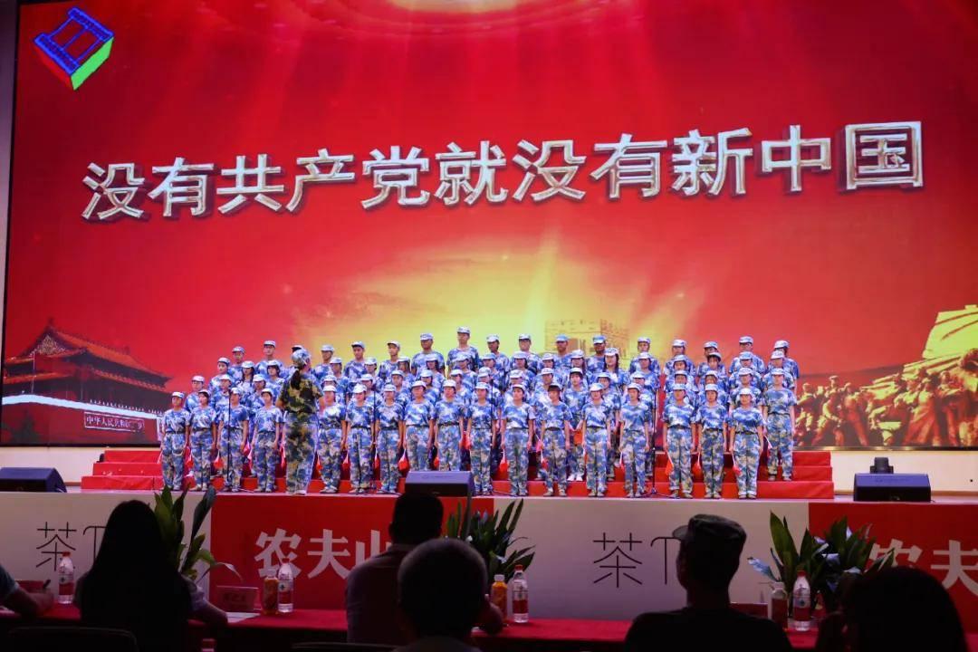 丁广明参加万寿路街道迎新春军地书画交流活动 为驻地官兵写春联送祝福